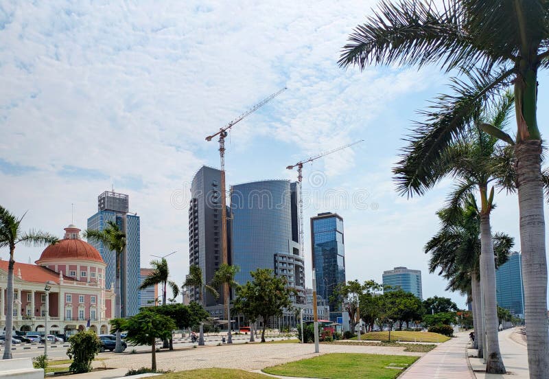 Vista urbana de Luanda com edifícios e palmeiras